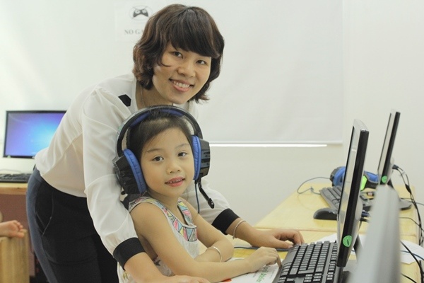 Để tham gia giảng dạy, giáo viên phải trải qua quy trình tuyển chọn, đạo tạo nghiêm ngặt và đạt chứng chỉ giảng dạy được chính phủ Hàn Quốc công nhận.