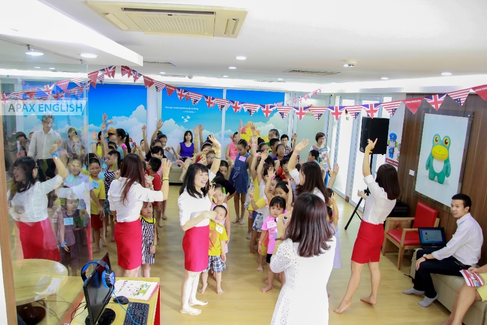 Sau giờ lên lớp, học viên và giáo viên tham gia hoạt động ngoài giờ do trung tâm tổ chức.