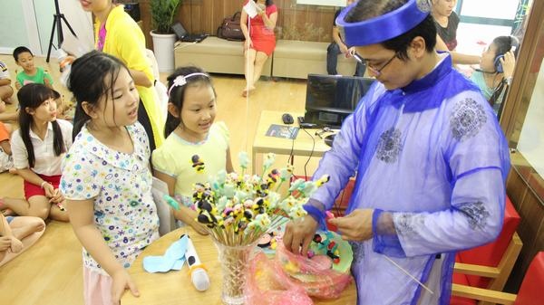 Trong ảnh là một buổi trải nghiệm đóng vai nghệ nhân tò he nhí với chương trình “Cánh diều tuổi thơ”.