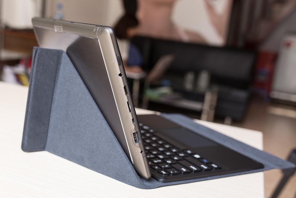 Model hỗ trợ hầu hết các cổng kết nối thông dụng và khe gắn SIM 3G, thẻ microSD.