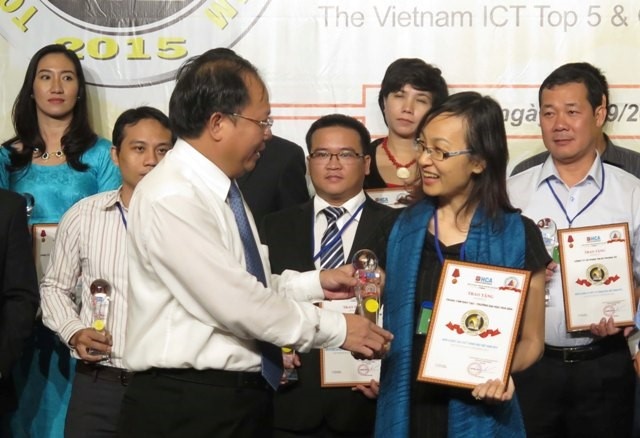 Ngày 224/9, bà Trang Nguyễn Diễm Chi - giám đốc Trung tâm đào tạo nhận Huy chương vàng ICT Việt Nam 2015 do Phó Chủ Tịch UBND TPHCM Tất Thành Cang trao tặng.