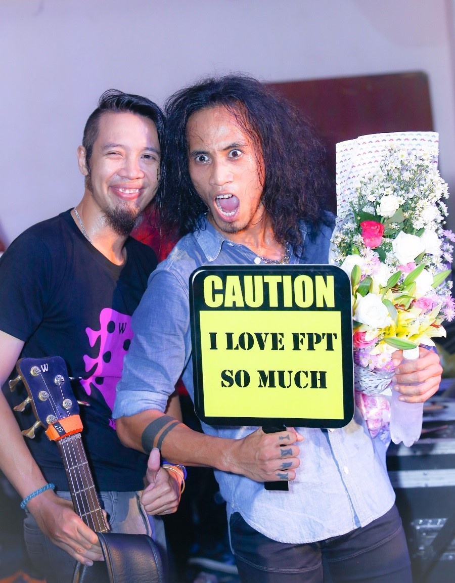 Phạm Anh Khoa với gương mặt đầy biểu cảm khoe dòng chữ thể hiện tình yêu lớn của mình. 