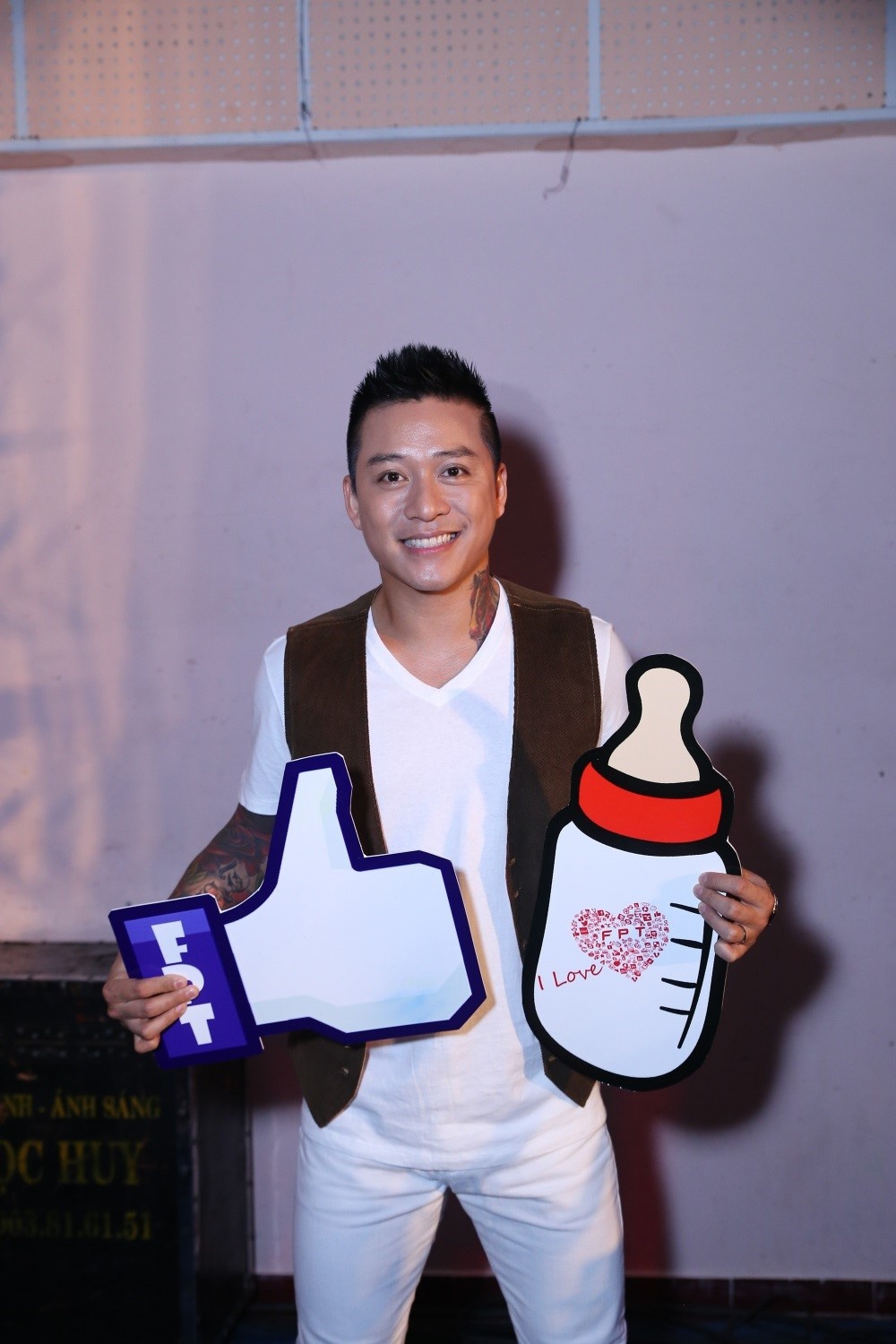 Tuấn Hưng cũng không đứng ngoài trào lưu với biểu tượng like facebook và bình sữa ấn tượng. 