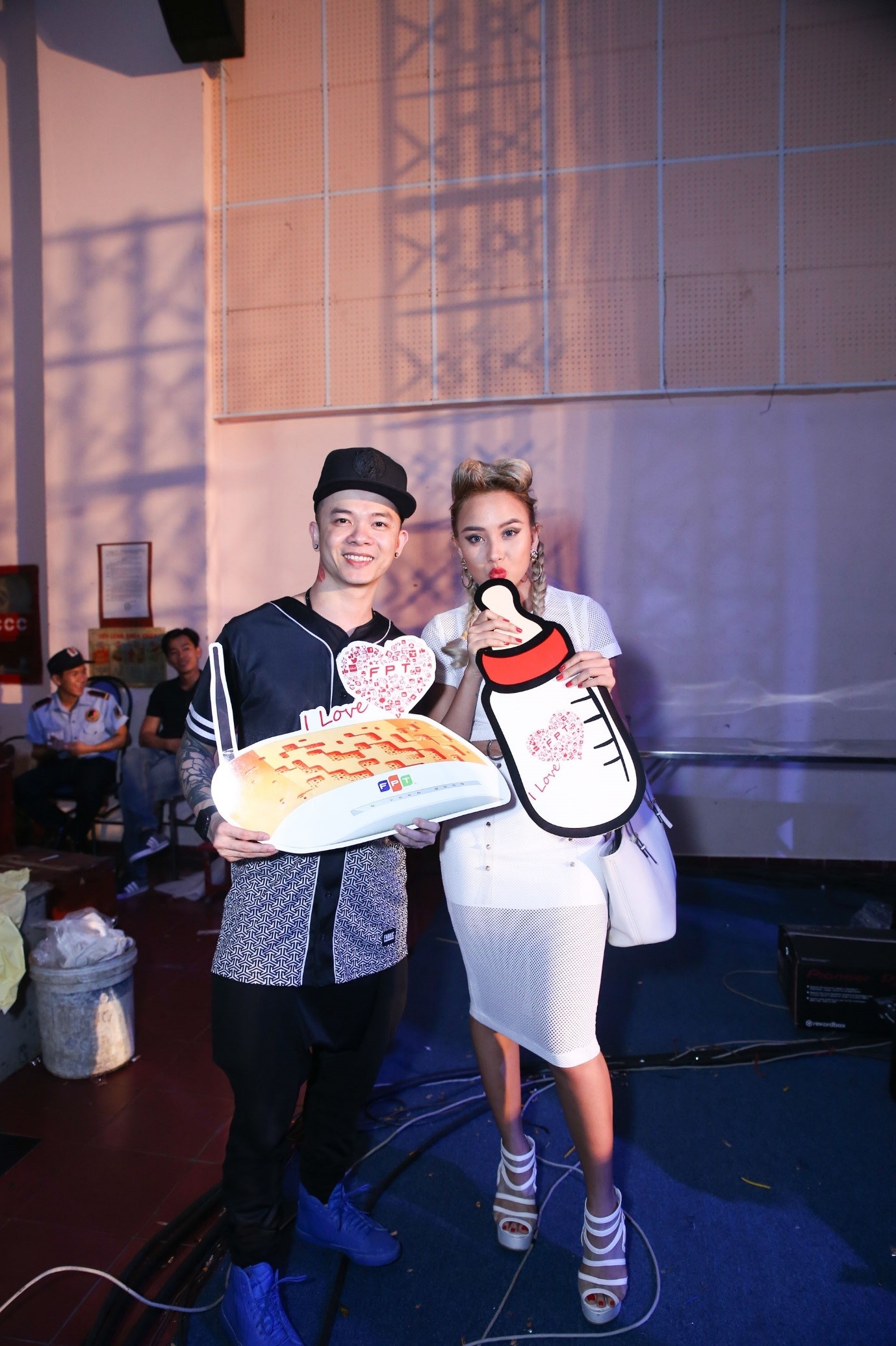 DJ Myno cùng người bạn khoe ảnh “chia sẻ lời yêu” trong hậu trường một đêm nhạc.