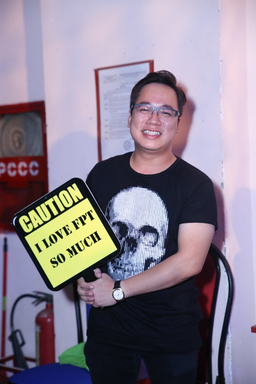 MC Tùng Leo chứng tỏ độ ngầu khi khoe biểu ngữ cùng chiếc áo có biểu tượng đầu lâu cá tính.