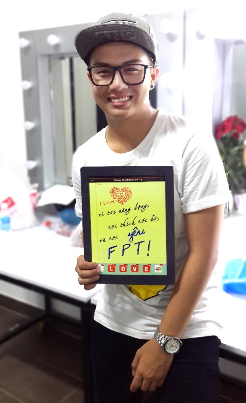 “Vì tôi năng động, tôi thích tốc độ và tôi yêu FPT Telecom”, đó là những lời chia sẻ vô cùng dễ thương của Duy Khánh (Khánh ZhouZhou). Nam diễn viên từng ghi dấu ấn với các phim Cô giáo Khánh, Kính vạn bông, Chuyện 2 nàng ế và Internet.