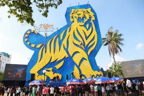   Tuy trời khá oi bức nhưng ngàn bạn trẻ đã hứng khởi xếp hàng từ 9h đến tối để được thử sức với bức tường Tiger cao 25 m.