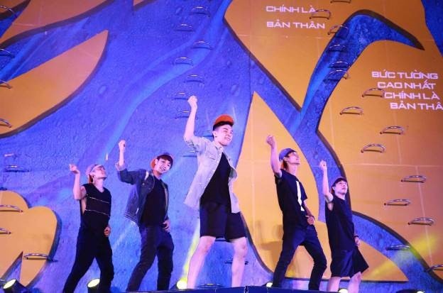 St.319 khoe vu dao dieu luyen truoc hang nghin khan gia hinh anh