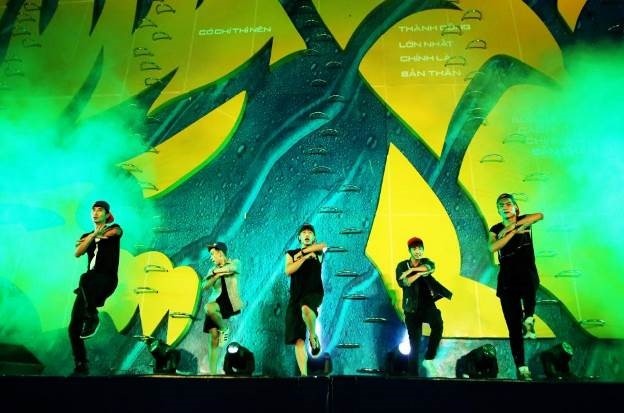 Sân khấu được thiết kế ấn tượng với hai màu vàng và đen chủ đạo và được lồng ghép khéo léo những thông điệp ý nghĩa dành cho giới trẻ như “Có chí thì nên”, “Thành công lớn nhất chính là bản thân”...   