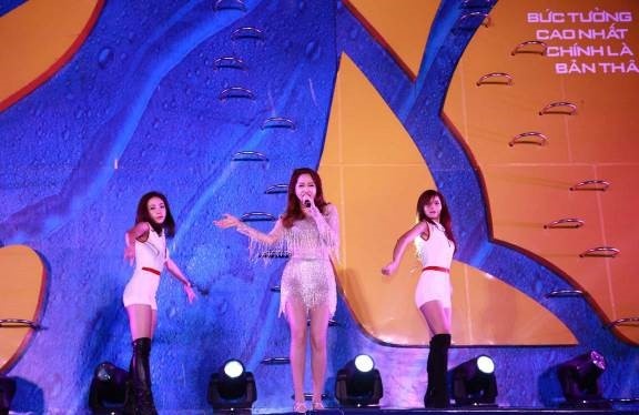 Sức “nóng” của sự kiện càng tăng cao khi Bảo Anh thể hiện loạt hit Bóng mây qua thềm, Vút bay…   