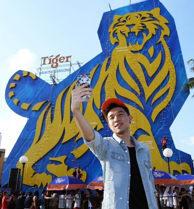 Nhóm trưởng Aiden phấn khích selfie với bức tường leo cao 25 m. Anh cho biết: “Mình vốn sợ độ cao, nhưng được tiếp sức từ tinh thần đánh thức bản lĩnh, mình đã cố gắng vượt qua nỗi sợ, thử thách bản thân để chiến thắng chính mình”.