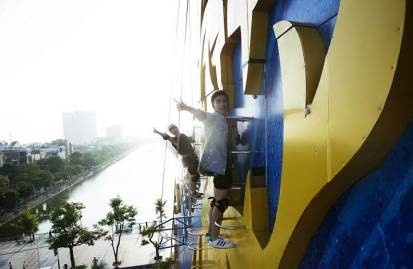   Nói là làm, Aiden đã nỗ lực cùng các thành viên khác trong nhóm chinh phục bức tường. “Cảm giác chinh phục độ cao và leo lên đến đỉnh thật tuyệt. Mình nghĩ chỉ cần có bản lĩnh và quyết tâm thực hiện đam mê, chắc chắn bạn sẽ chinh phục được thử thách này”.