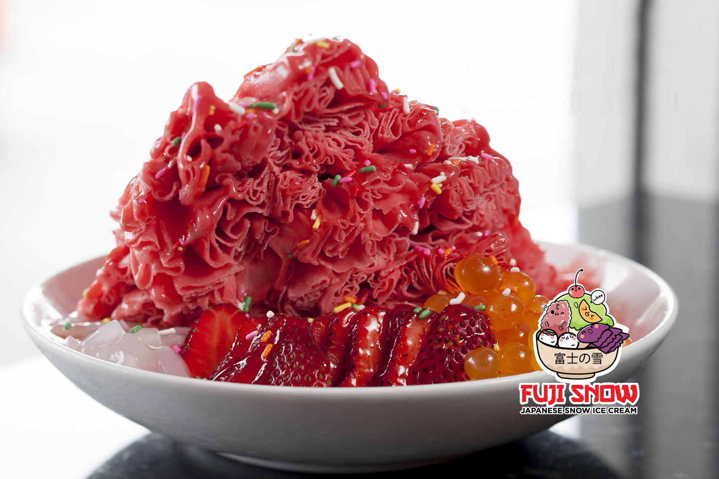 Fuji Snow có 8 hương vị kem xếp lớp, đồng thời phục vụ nhiều kích thước ly kem để thực khách lựa chọn và miễn 2 loại topping cho mỗi ly.