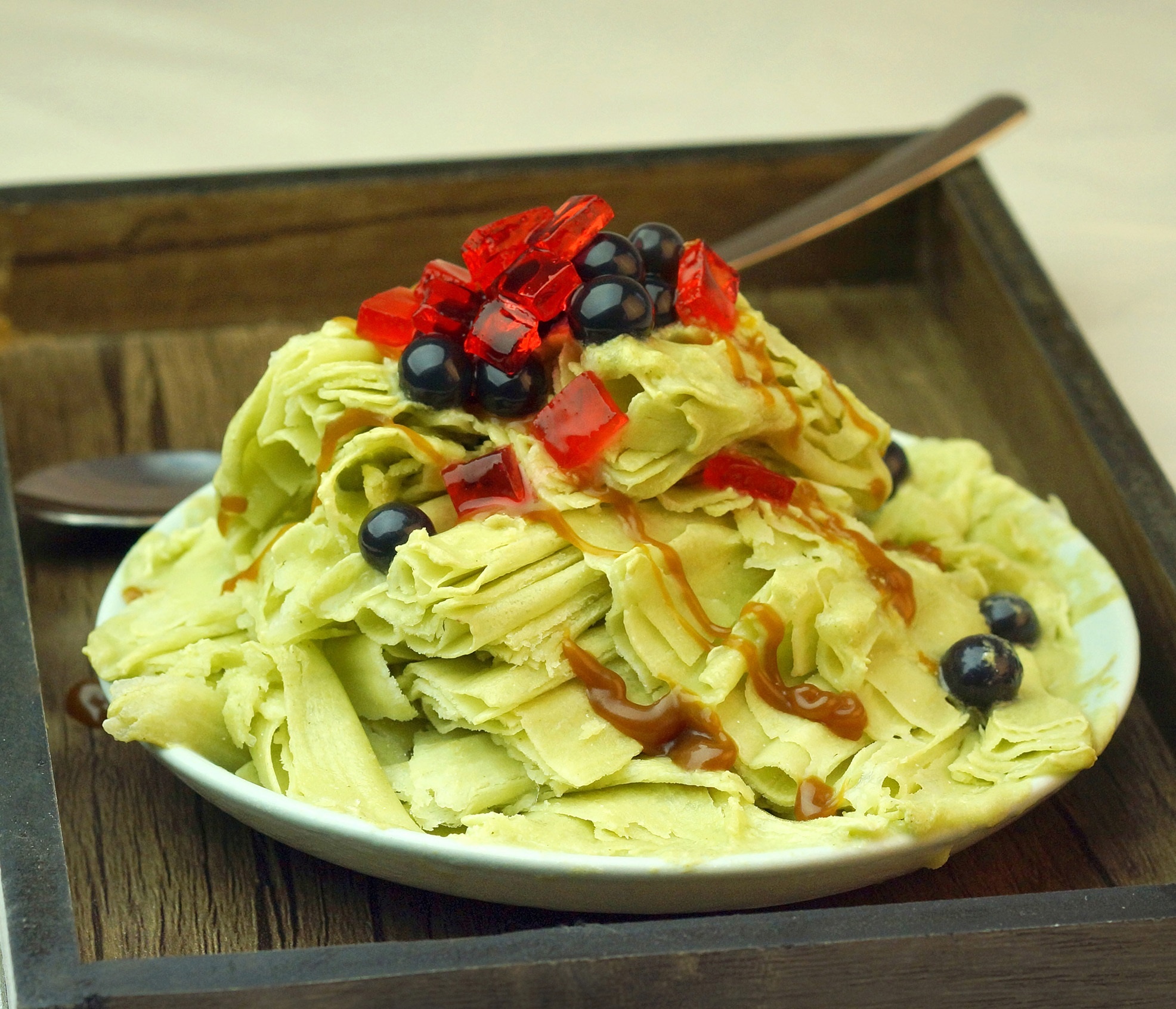 Người Nhật gọi món kem này bằng cái tên fluff ice - kem xếp lớp bởi những lớp kem được bào mỏng và xếp thành lớp như các tác phẩm nghệ thuật xếp giấy Origami.