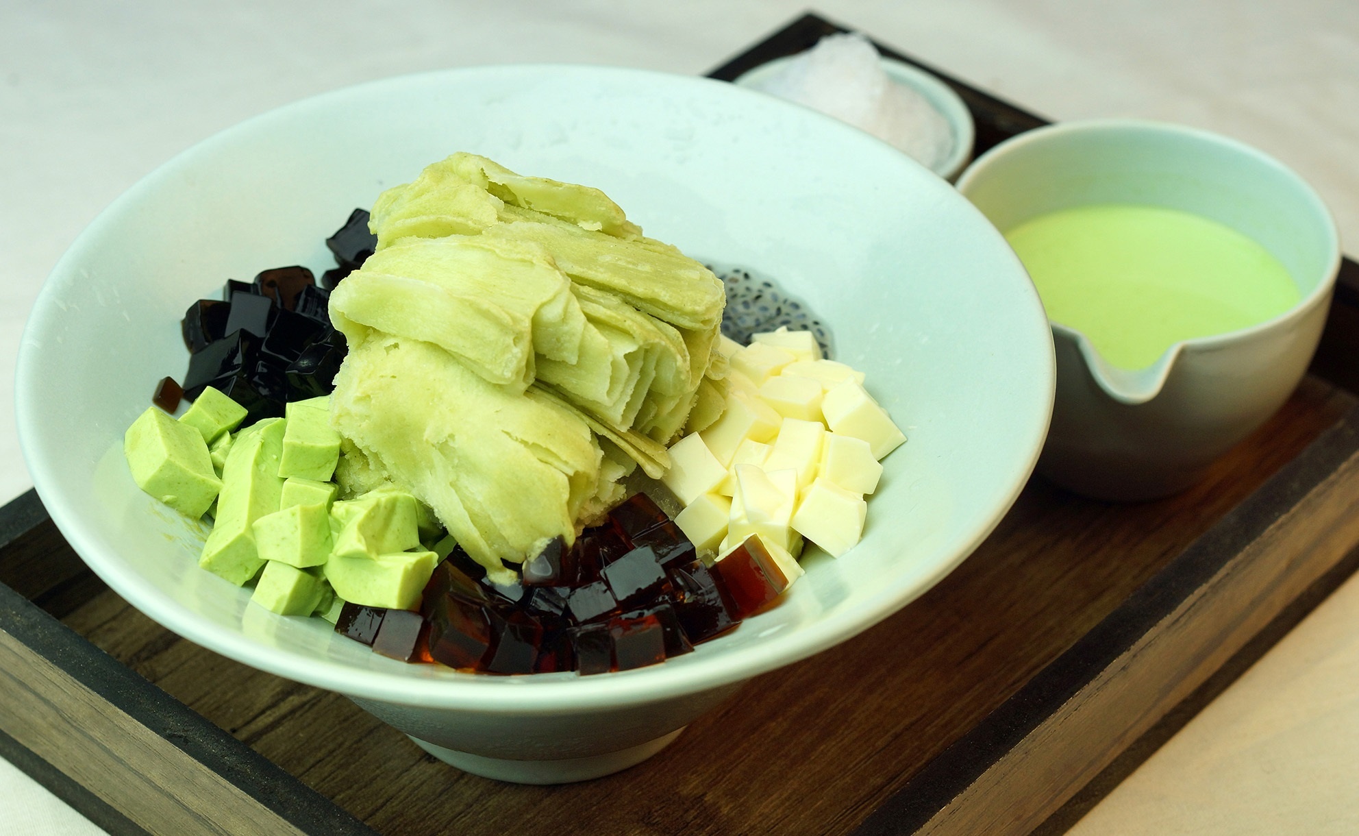 Để kem không tan nhanh như kem bình thường, đồng thời không bị hóa tuyết giống như món đá bào, tỉ lệ pha trộn các nguyên liệu và trái cây tươi xay nhuyễn phải tuyệt đối chính xác. Khi đưa nguyên liệu vào máy trộn để đánh tan và trộn đều, độ ngọt và béo của kem cũng được cân chỉnh sao cho người ăn không bị ngán, không sợ thừa calories.