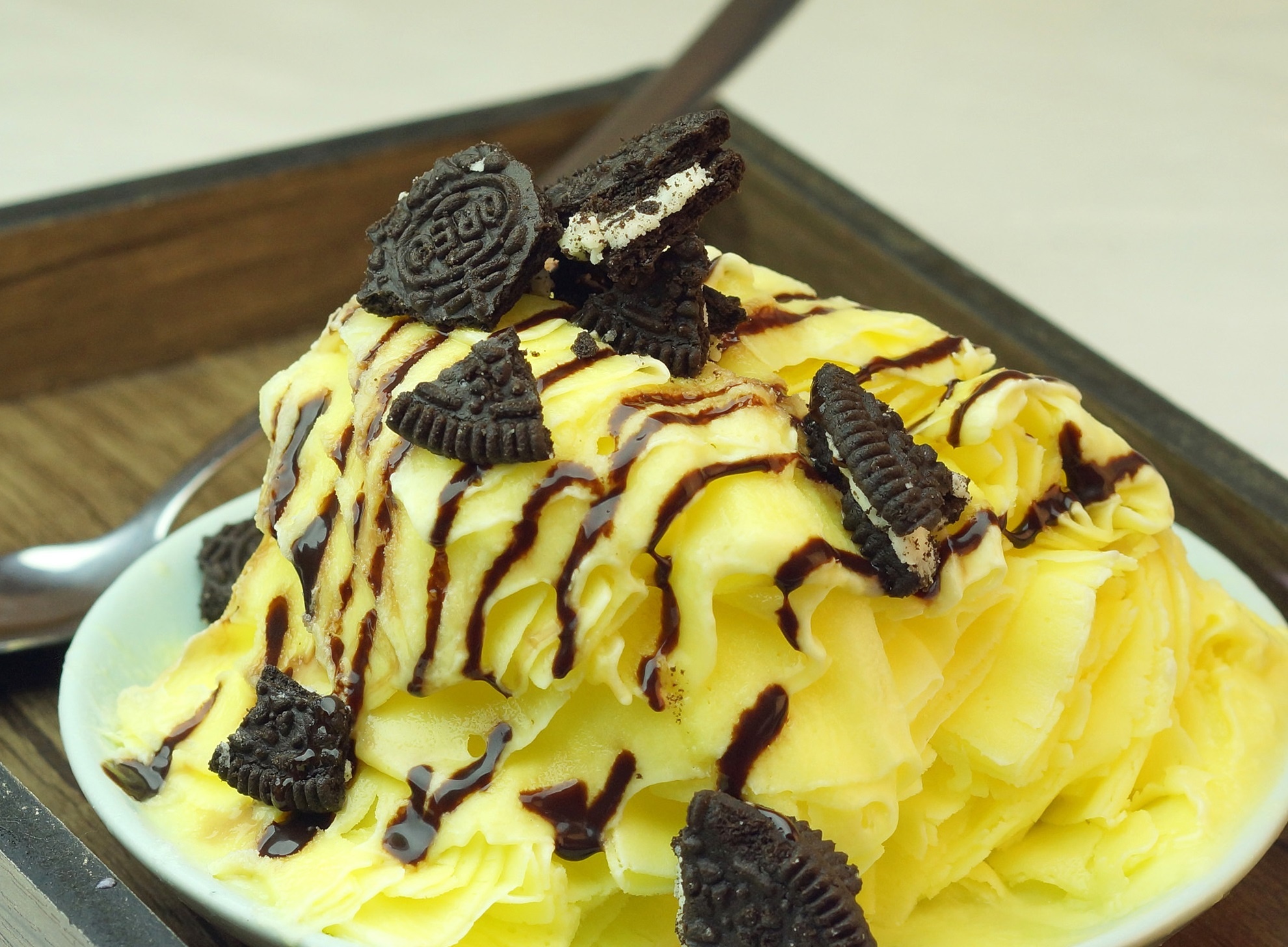 Sau khi trộn nguyên liệu, từng khối kem tiếp tục được đưa vào máy làm kem chuyên biệt để làm đông cấp tốc và kéo dài trong 8 tiếng trước khi mang ra trữ ở tủ lạnh thông thường. Khối kem phải được làm lạnh và đông cấp tốc bằng nhiệt độ, thời gian đúng công thức. Nếu không, các nguyên liệu như sữa béo, bột, trái cây tươi... sẽ tách lớp và khối kem sẽ hỏng.