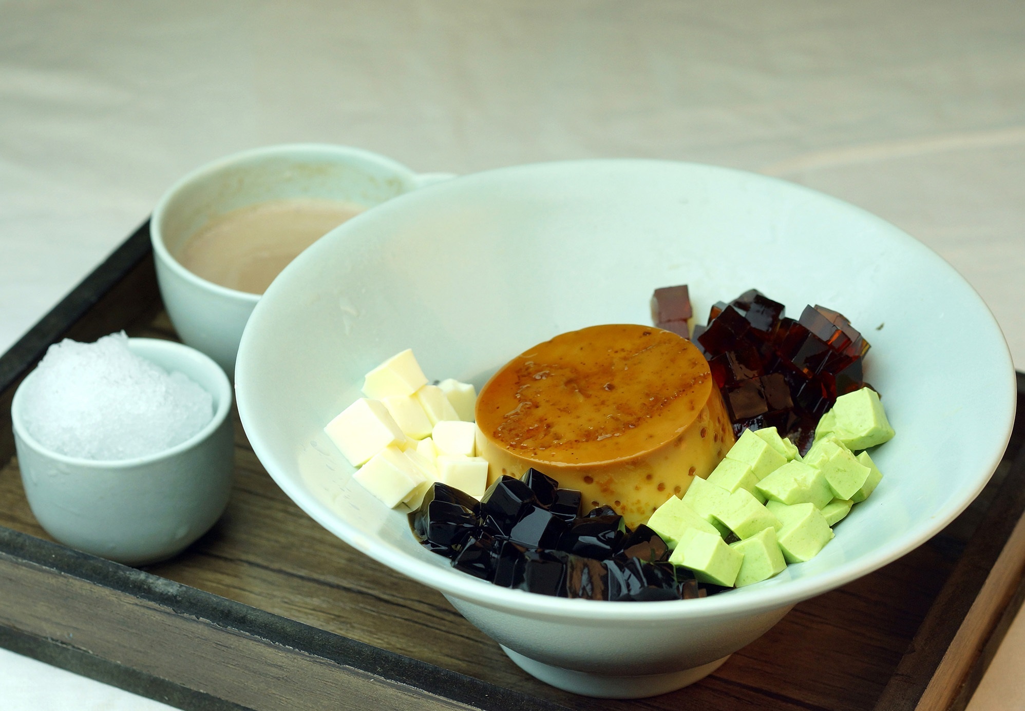 Bên cạnh kem xếp lớp, thực khách còn có nhiều món tráng miệng Nhật Bản khác để lựa chọn tại Fuji Snow như kem đá bào, pudding xoài, smoothie trái cây… Giá giao động 25.000-45.000 đồng.