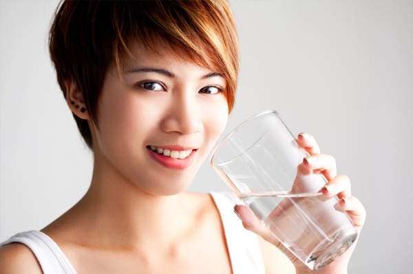 Uống đủ 2 lít nước mỗi ngày là thói quen đầu tiên cho làn da đẹp.