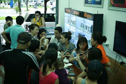 Showroom AVAtelecom đều chật cứng khách.