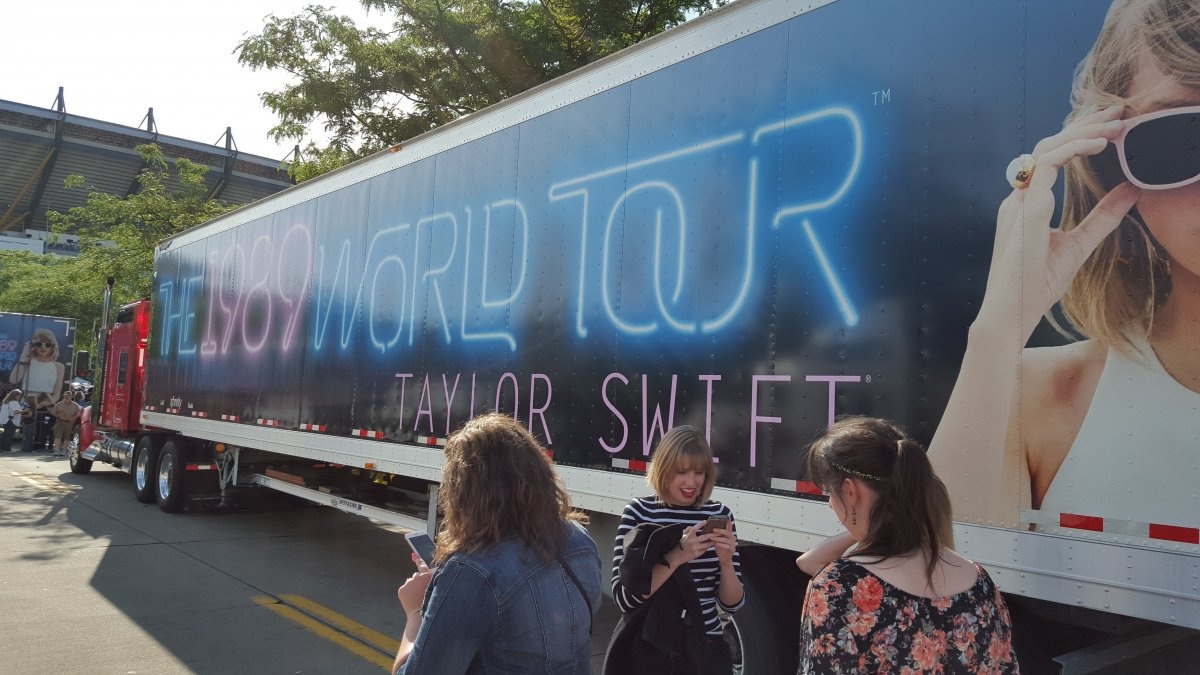 Singapore là điểm dừng chân của 1989 World Tour vào tháng 11.