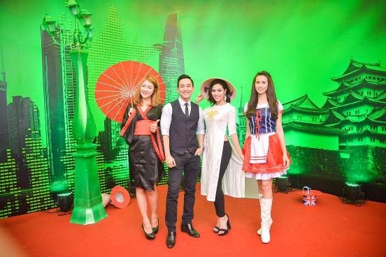 Hứa Vĩ Văn hào hứng chia sẻ: “Hành trình khám phá thành phố của thế giới đã giúp tôi cùng bạn bè vô cùng ngạc nhiên. Được chọn là ‘thổ địa’ để hé mở những bí mật nhưng chính tôi lại là người nhận về những bất ngờ từ thành phố”.