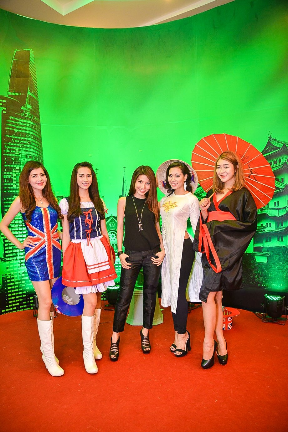 Diễm My thích thú: “Mỗi thử thách trong hành trình là một lần tôi được chinh phục những giới hạn của bản thân. May mắn hơn, tôi được nhận tấm vé đến sự kiện Sounds Of The World để tận hưởng đêm đại tiệc âm thanh, ánh sáng đầy hấp dẫn”.