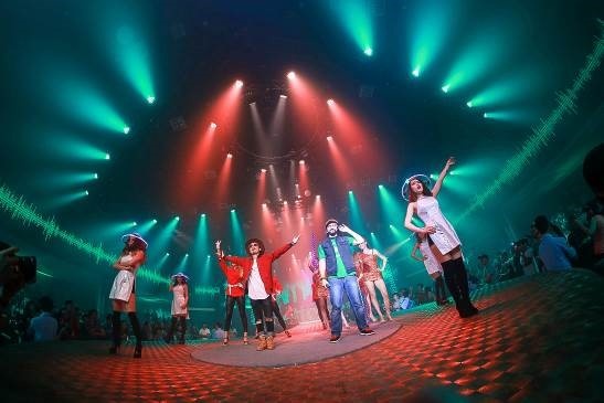 Hệ thống trình chiếu 3D 360 độ với những hình ảnh độc đáo nhất của TP HCM, Amsterdam, Tokyo, London đã làm những người có mặt choáng ngợp. Những bản mix của DJ Tigarah, DJ Justine Prime, DJ Ajam đã cuốn khán giả vào hành trình âm nhạc và ánh sáng đầy màu sắc.