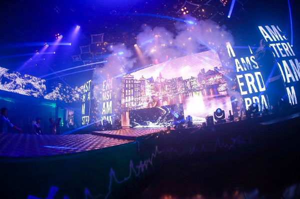 DJ Justine Prime từ Hà Lan miêu tả lại vẻ sống động của những con kênh về đêm tại Amsterdam với vũ điệu của nước.