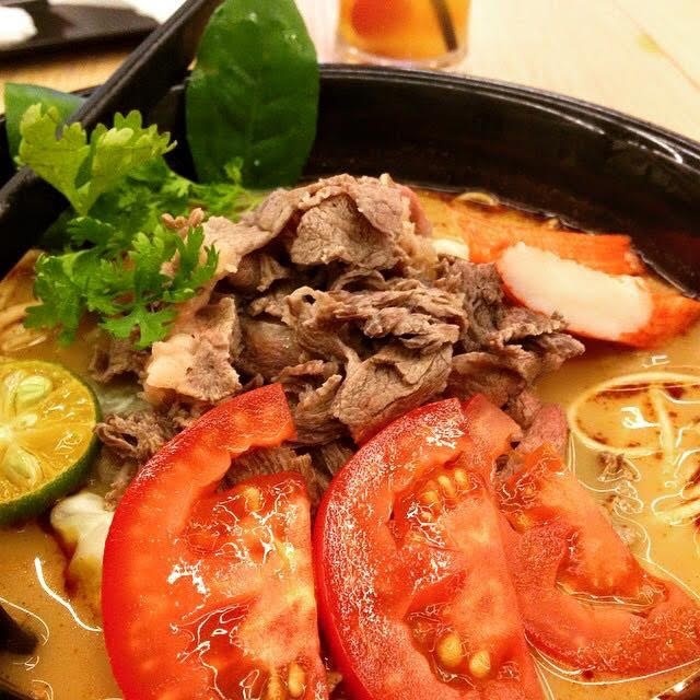 Tại nhà hàng Ajisen Ramen, thực khách có thể thưởngthức hơn 30 loại ramen sáng tạo đa dạng với 6 vị súp đặc trưng. Trong ảnh là Ramen Tomyam bò Mỹ, món dành riêng cho những ai thích sự phá cáchtrong ẩm thực.