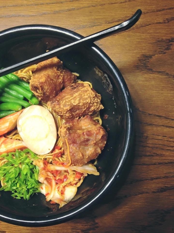 Mi Ramen Kho ga Teriyaki đặc sắc với gia vị thấm từng thớ gà, thơm nhức mũi. Khách checkin facebook với hình ảnh khuyến mãi sẽ nhận miễn phí trà đào hoặc vải trị giá 38.000 đồng.  