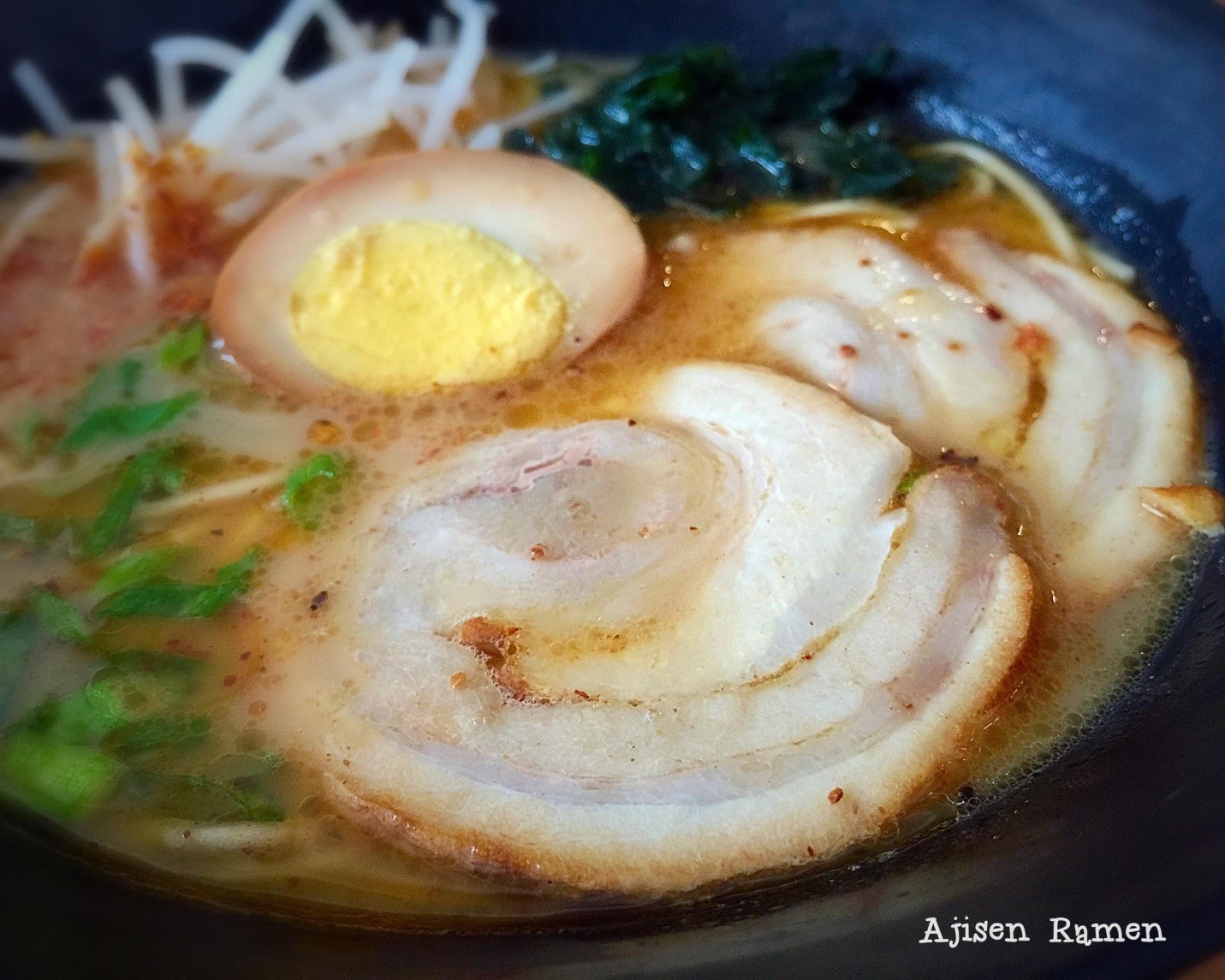 Ramen xá xíu truyền thống với súp Tonkotsu được nấu kỳ công trong hơn 20 giờ, rất nhiều dinh dưỡng và giàu Collagen có giá 78.000 đồng. 
