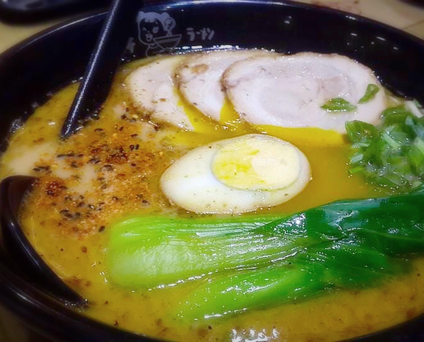 Ramen bí đỏ thơm béo nức mũi. Các nguyên liệu sạch được kết hợp tinh tế mang đến món ăn tuyệt hảo giá 78.000 đồng.