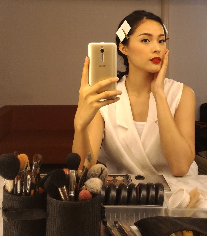 Hot girl khoe gương mặt yêu kiều trong kiểu ảnh selfie qua gương.