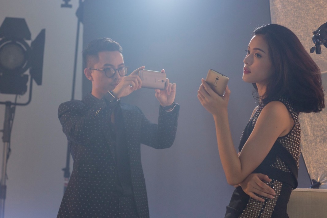 Cả hai thực hiện một bộ ảnh thời trang bằng smartphone ZenFone 2. Boddy tận dụng tối đa chế độ chỉnh tay (Manual Mode) với các tùy chỉnh thông số giống như máy chuyên nghiệp.