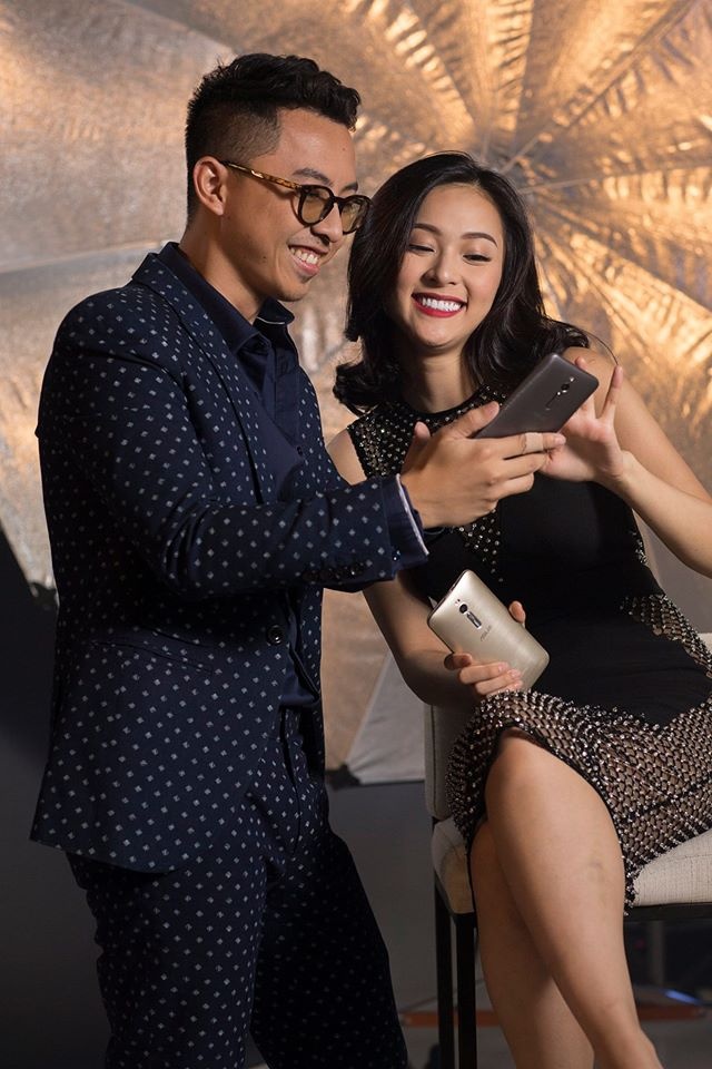 Hạ Vy và Boddy cùng xem lại ảnh vừa chụp trên smartphone.