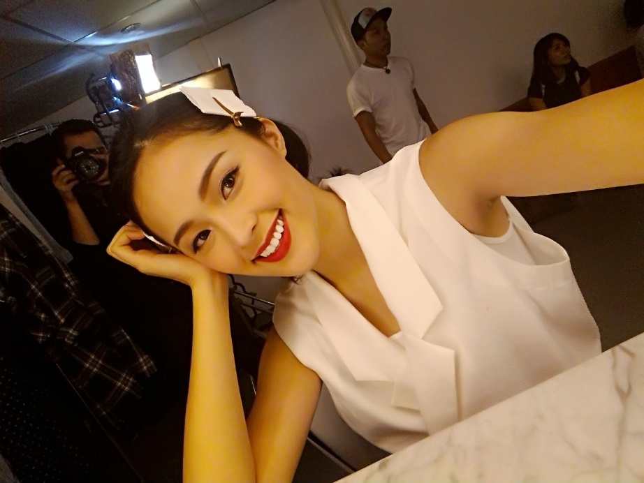 Sau buổi chụp ảnh, Hạ Vy tranh thủ thử chức năng selfie của chiếc điện thoại.