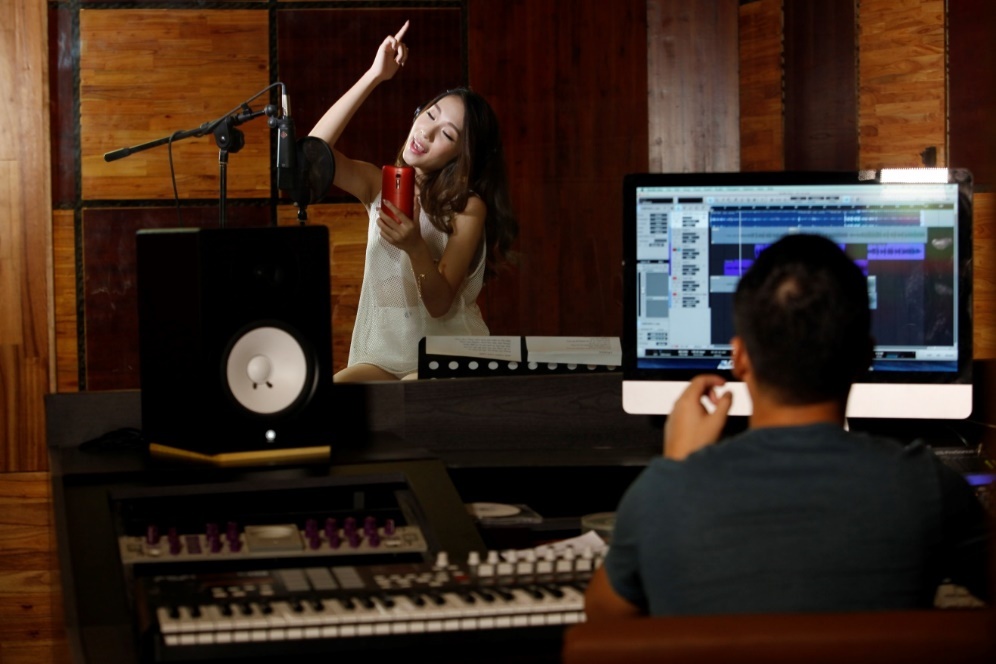 Chọn ZenFone 2 để mang theo vào phòng thu như một thiết bị nhắc lyric, tìm kiếm thông tin nhanh hoặc thu demo các bản ghi âm, Emily có một thiết bị hỗ trợ công việc hữu dụng.