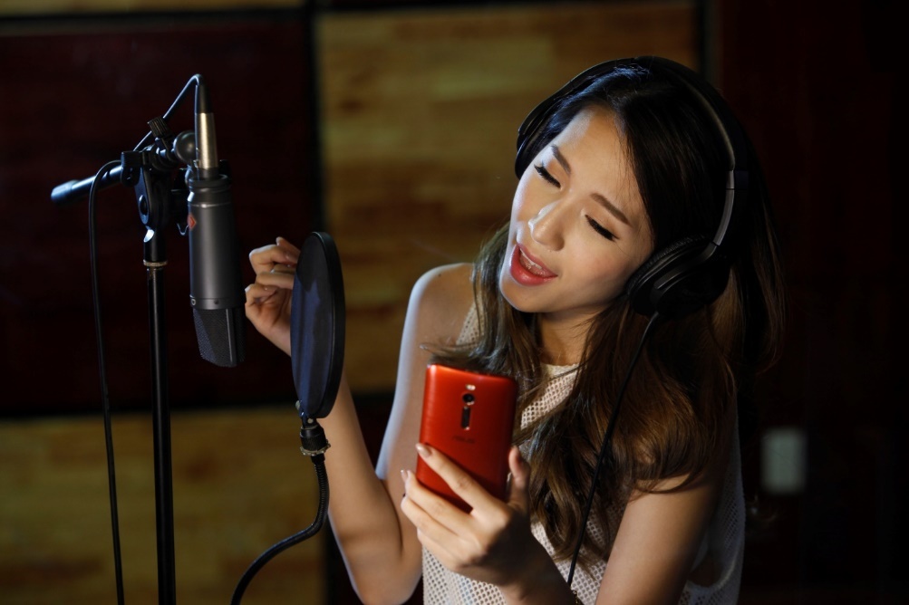 Emily trai nghiem ZenFone 2 trong phong thu hinh anh