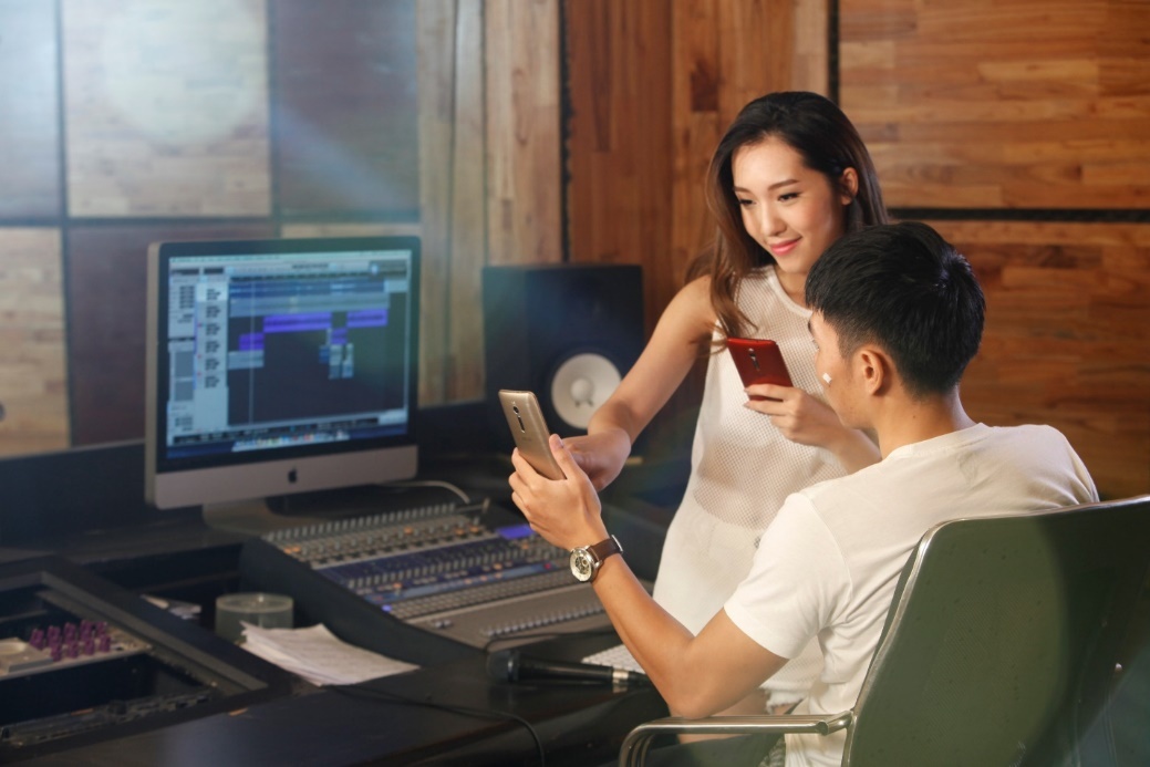 Emily cùng ekip chỉnh sửa lại ca từ và giai điệu cho ca khúc mới sắp ra mắt. Màn hình cảm ứng của ZenFone 2 với độ phản hồi vượt trội chỉ 60 ms, cho cảm giác từng lần chạm lướt mượt mà hơn. Ứng dụng Super Note từ ZenUI cho phép viết vẽ thuận tiện, hỗ trợ việc chỉnh sửa ca từ nhanh chóng.