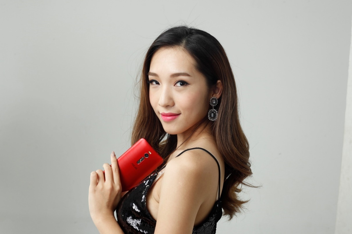 Màu đỏ của máy dễ dàng kết hợp với những trang phục biểu diễn cá tính.