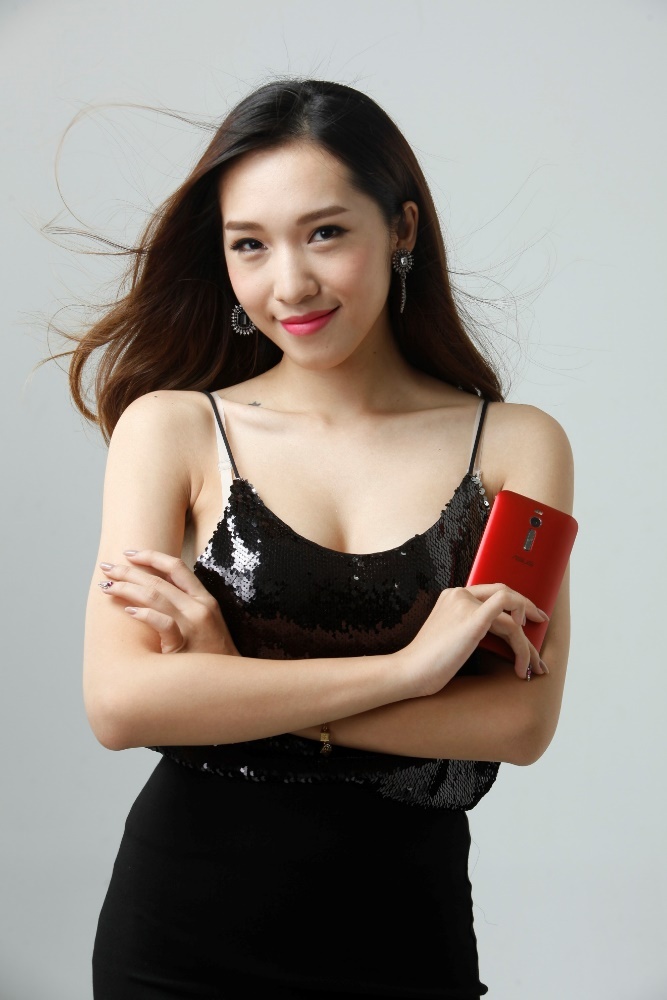 Ngoài ra, ZenFone 2 còn có thêm các lựa chọn màu khác như vàng, đen và xám than cho cô nàng thay đổi phong cách mỗi ngày.