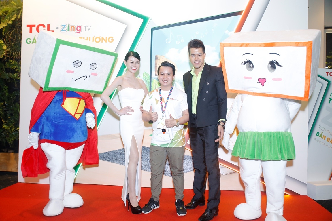 Cả Zingky và Tinky đang tạo dáng với những nét biểu cảm khác nhau chụp ảnh cùng khách mời .