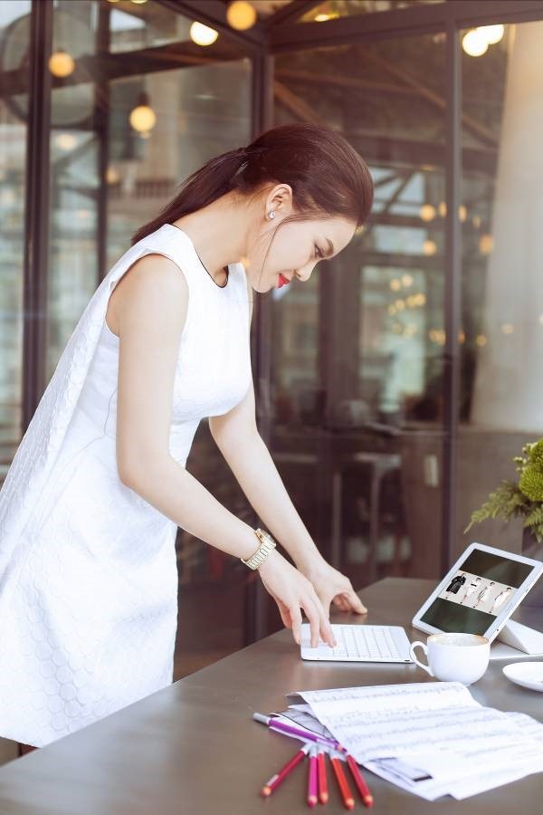 Giang Hồng Ngọc chọn trang phục diễn với sự hỗ trợ của bàn phím rời.