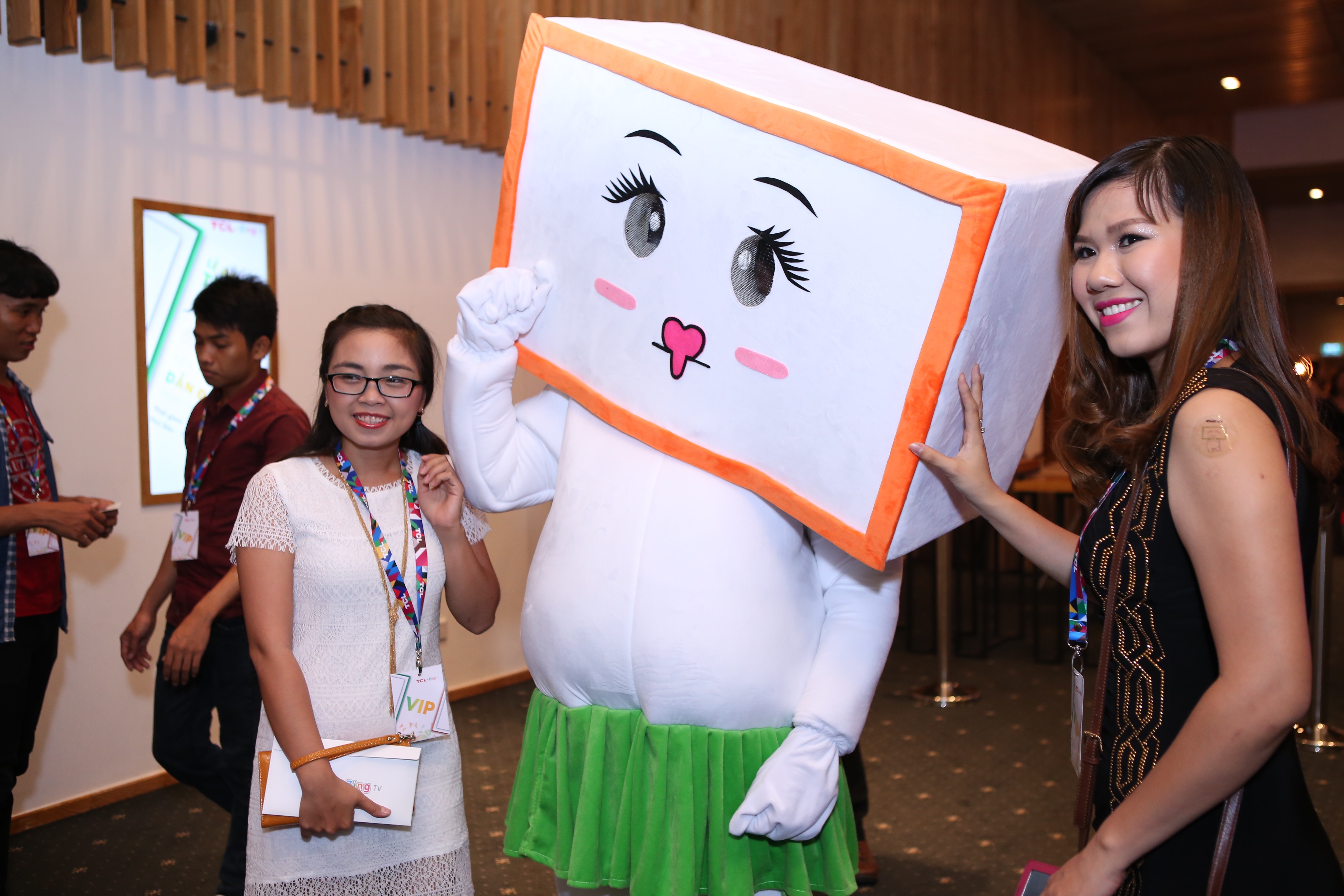 Cô nàng Tinky đáng yêu dễ dàng “hút hồn” khách tham gia sự kiện với vẻ mặt cực yêu 