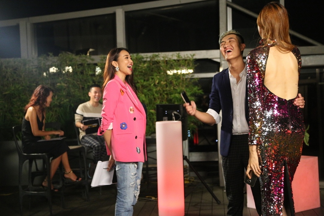 Cặp đôi “đũa lệch” Đức Thành - Hồng Xuân cũng được Thanh Hằng nhiệt tình trao đổi và hướng dẫn để khắc phục những khó khăn trong tạo hình do khác biệt về chiều cao.