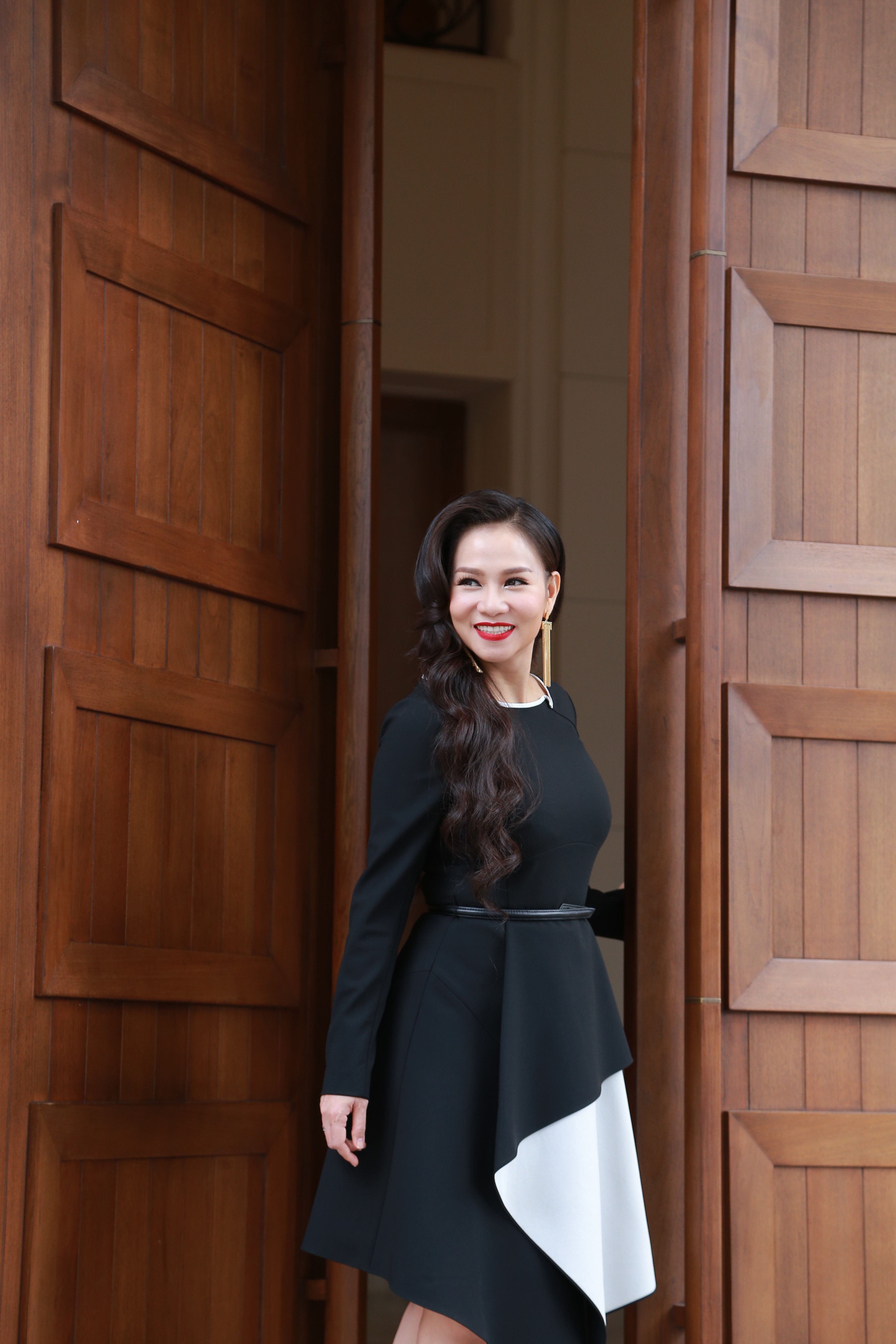 Thu Minh chia sẻ chị đang lâng lâng trong niềm hạnh phúc làm mẹ. Chính điều đó giúp nữ ca sĩ trở nên rạng rỡ hơn. Trong bộ ảnh mới, Thu Minh khoe vẻ đẹp mặn mà của bà mẹ một con với vóc dáng thon gọn, cân đối.