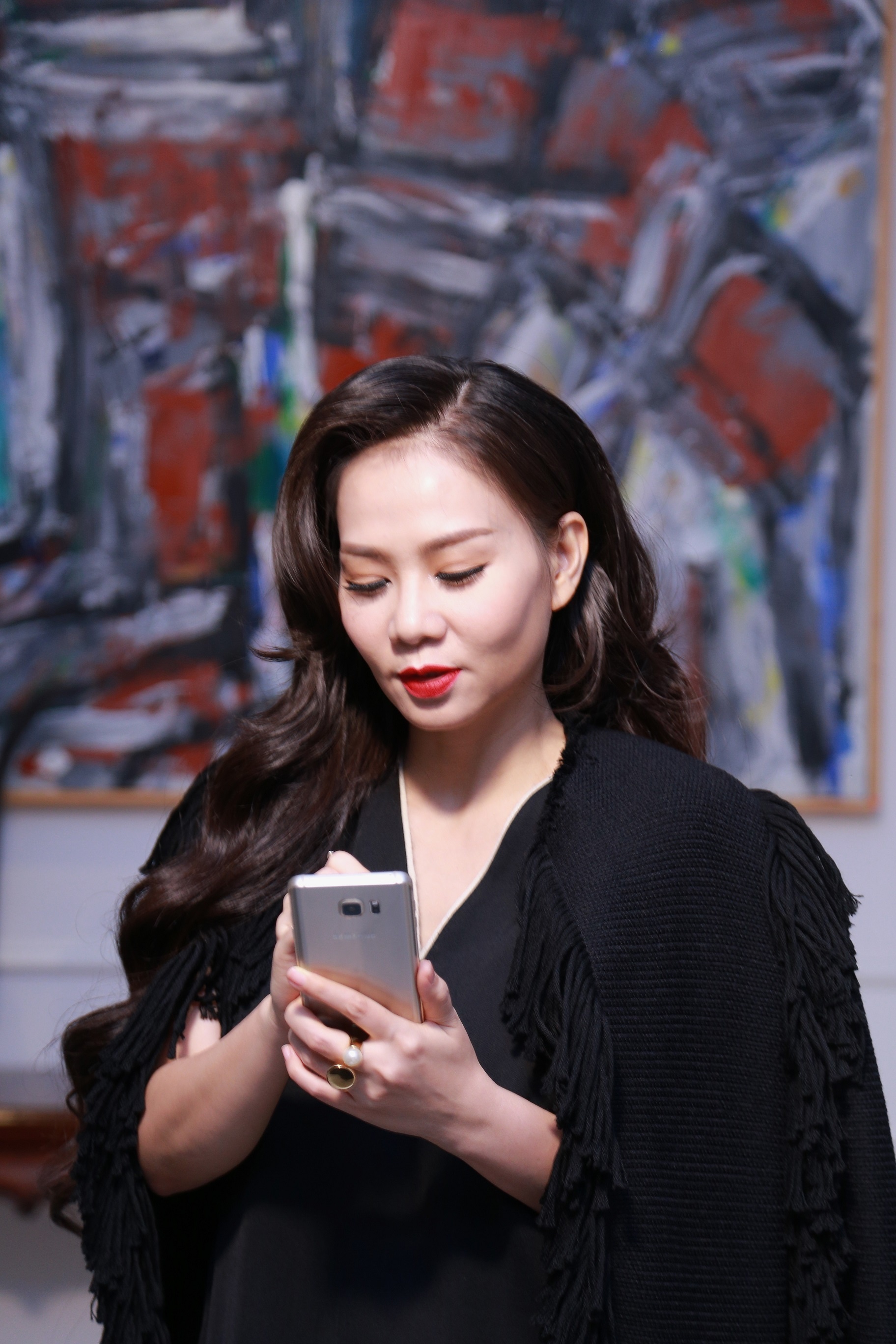 Sau thời gian ở nhà chăm sóc con nhỏ, Thu Minh đã quay lại với công việc, hòa vào nguồn cảm hứng âm nhạc bất tận của mình. Với chị, âm nhạc giúp giữ nguồn năng lượng mạnh mẽ và sự trẻ trung trong tâm hồn.