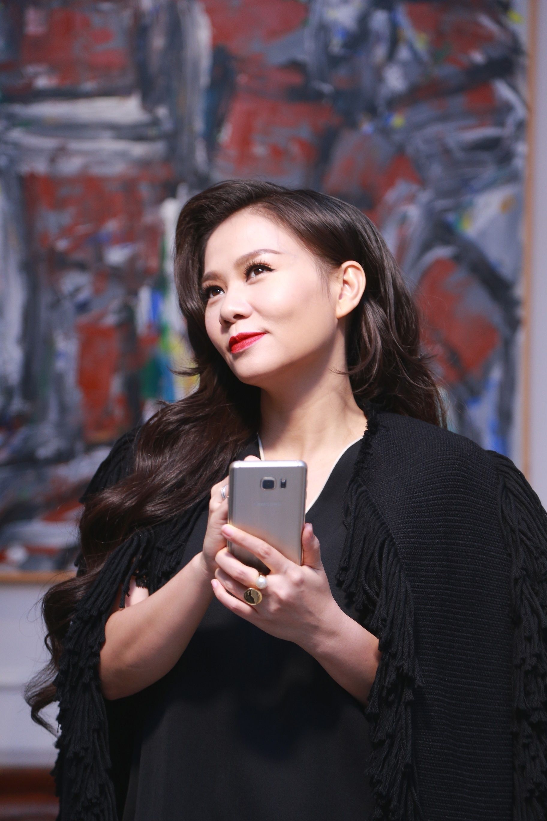 Quay lại với công việc sau thời gian dài nghỉ ngơi, Thu Minh có rất nhiều ý tưởng cho dự án mới. Những khi cảm hứng đến bất chợt, nữ ca sĩ thường sử dụng bút S Pen để ghi chú ngay trên màn hình điện thoại Galaxy Note 5 của mình