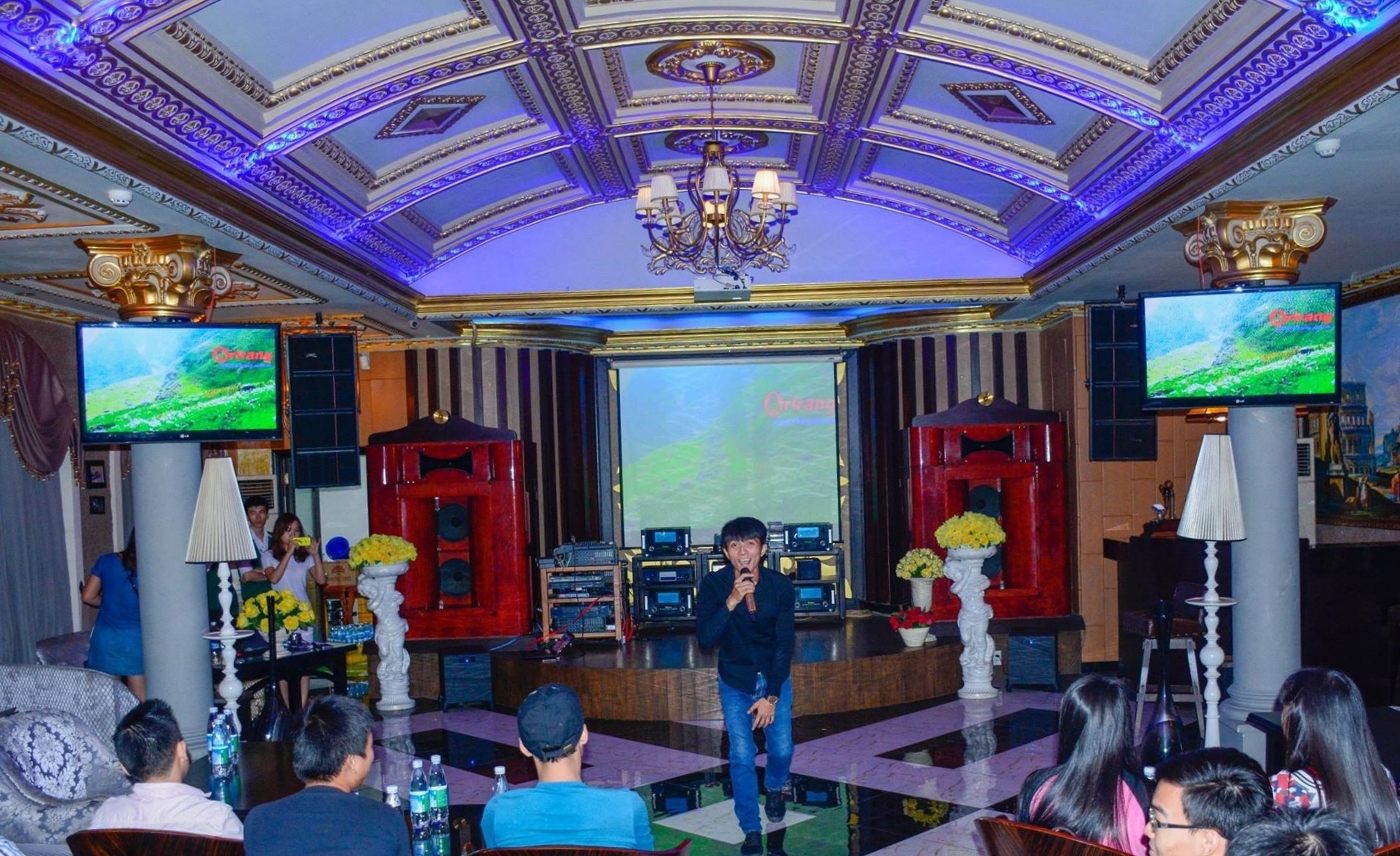 Cuoc thi hat karaoke cho hoi doc than khoe giong hinh anh