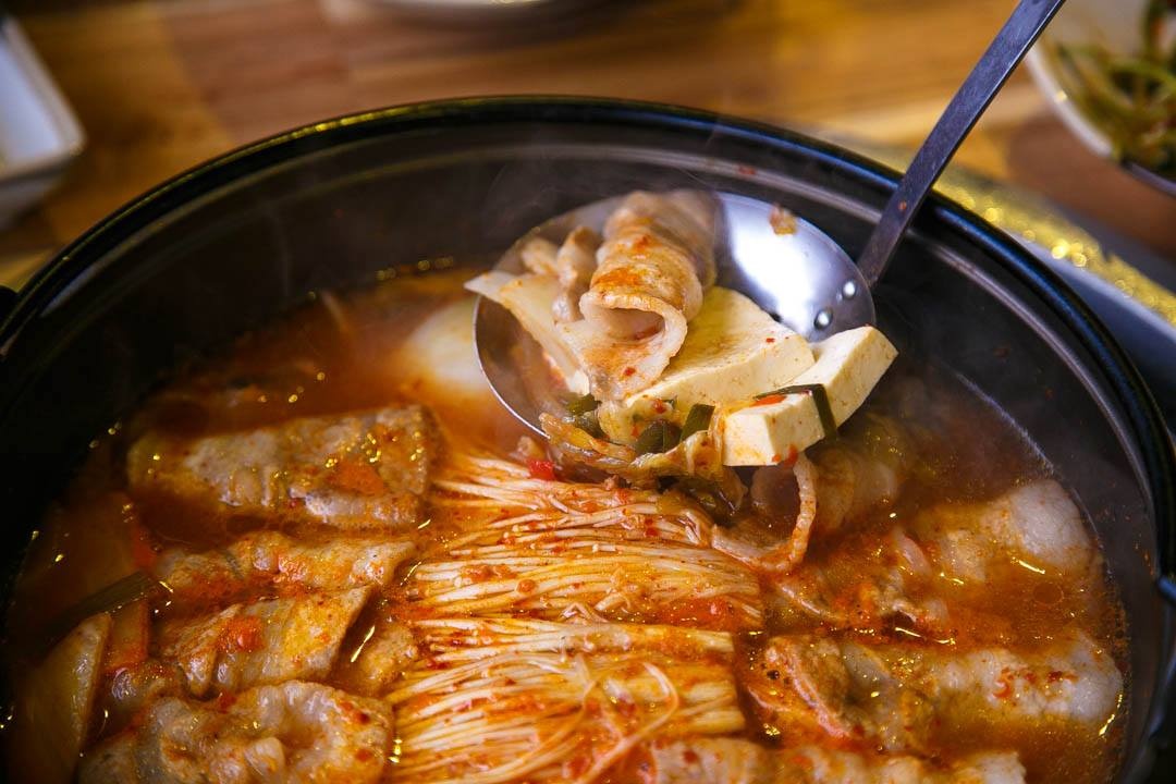 Thuong thuc lau kim chi chua cay trong tiet troi lanh hinh anh